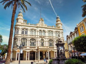 Una ruta guiada artístico literaria descubre a la ciudadanía la huella modernista de la calle Triana