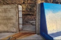 G&aacute;ldar: Mal estado de las puertas laterales de hierro del muro donde est&aacute; el mural en la Guancha Playa Agujero