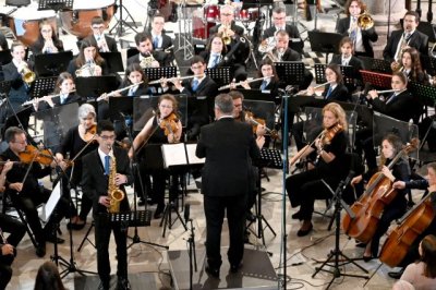 Ovaci&oacute;n del p&uacute;blico a la Banda Municipal de M&uacute;sica Ciudad de Gu&iacute;a durante el &lsquo;Concierto de Cine&rsquo;