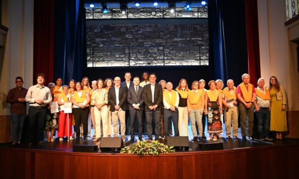 G&aacute;ldar hace entrega de los certificados del Diploma de Estudios Africanos de la ULPGC