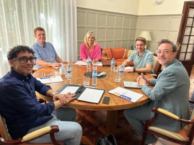 Esther Monz&oacute;n se re&uacute;ne con miembros del Colegio Oficial de M&eacute;dicos de Santa Cruz de Tenerife