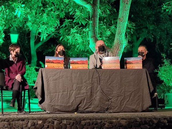 Agaete: Se presentó el libro y proyecto “Una isla contada. Antología para recorrer Gran Canaria”
