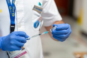 Sanidad inicia la vacunación de la segunda dosis de refuerzo contra la covid-19 en los menores de 60 años