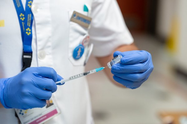 Sanidad inicia la vacunaci&oacute;n de la segunda dosis de refuerzo contra la covid-19 en los menores de 60 a&ntilde;os