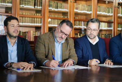 Poli Suárez defiende en el Parlamento los convenios para mejorar las infraestructuras educativas