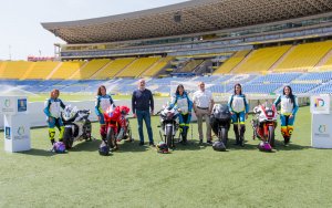 La Consejería de Deportes entrega monos de competición a las mujeres que participan en el Campeonato Regional de Velocidad de Motociclismo