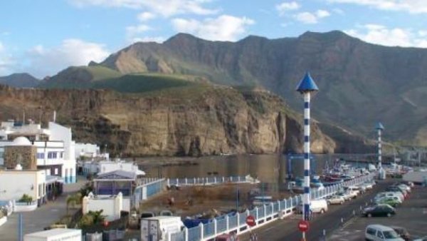 La rápida actuación de los servicios municipales, marineros y buceadores de Agaete, salvan la vida de un extranjero en apuros en el mar