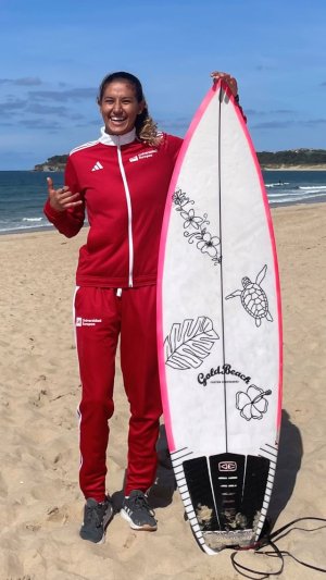 La joven estudiante de la Universidad Europea de Canarias Lilias Tebbaï gana el Campeonato de España Universitario de Surf