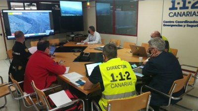 Uno de los focos emisores emite lava que discurre sobre zona ya ocupada de la colada 10 en direcci&oacute;n a Las Manchas