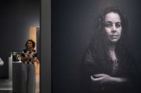 La artista M. Nieves Cáceres protagoniza la performance 'Flor de mediodía' inspirada en la Muestra temporal que exhibe en la Casa de Colón