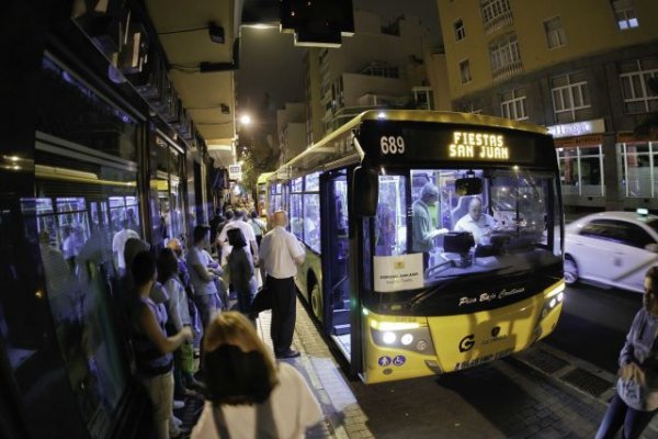 Guaguas Municipales activa un dispositivo especial con 50.000 plazas para los festejos de la Noche de San Juan en Las Canteras