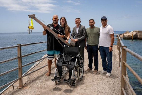G&aacute;ldar: Sardina incorpora una gr&uacute;a adaptada para facilitar el acceso al mar a personas con movilidad reducida que practican buceo
