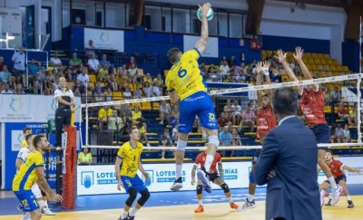 Voleibol: El CV Guaguas se impone en un emocionante derbi provincial tras un duro esfuerzo (3-2)