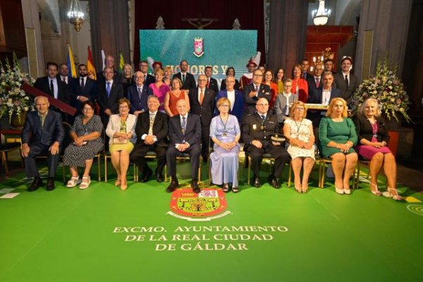 Gáldar honra a sus hijos, hijas e instituciones ilustres en una emotiva noche en el Templo Santuario de Santiago