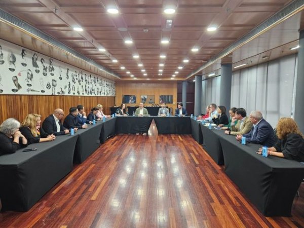 El consejero de Educación, Poli Suárez, plantea un plan de choque para infraestructuras del sur de Tenerife
