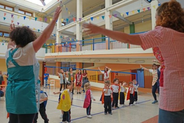 Sylvia Jaén presenta a SuperBi, protagonista que reivindica la igualdad en 60 centros de infantil de Canarias