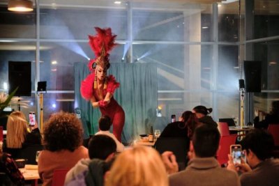 El Gastromercado de Gu&iacute;a ofreci&oacute; una noche vibrante con el magn&iacute;fico espect&aacute;culo de Drag Kiowa y Drag Vulcano