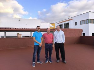 Gáldar: La A.V. “Amagro” y “Tagoror Ajei”, se unen para impermeabilizar la cubierta de la entidad vecinal.