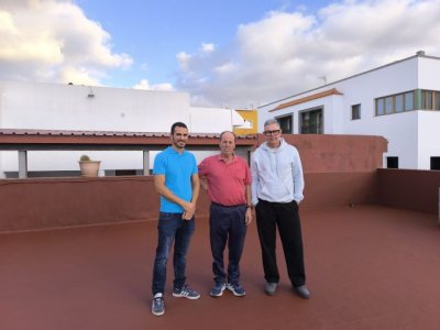 Gáldar: La A.V. “Amagro” y “Tagoror Ajei”, se unen para impermeabilizar la cubierta de la entidad vecinal.