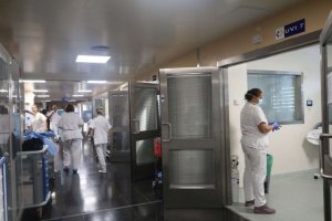 La Unidad de Cuidados Intensivos del Hospital Molina Orosa conmemora sus veinte años de trayectoria