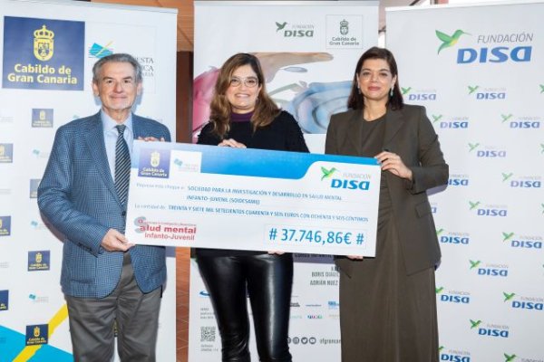 La Orquesta Filarmónica de Gran Canaria y la Fundación DISA entregan un cheque por valor de 37.746,86 euros a la Sociedad para la Investigación y Desarrollo en Salud Mental Infanto-Juvenil
