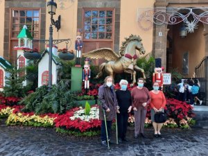 Las personas usuarias del Centro de Día de Barrial disfrutan también del ambiente de la Navidad en Gáldar