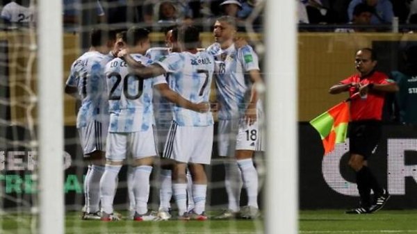 Argentina deja más lejos a Uruguay y Brasil clasifica a Qatar 2022