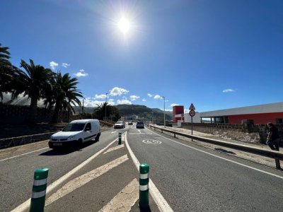Se cierra al tr&aacute;fico el acceso al casco de Gu&iacute;a desde La Atalaya por las obras de reasfaltado en esta v&iacute;a