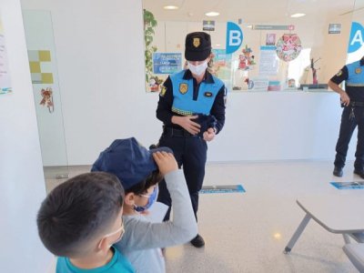Los ni&ntilde;os y ni&ntilde;as del HUC reciben la visita de la Polic&iacute;a Local de La Laguna