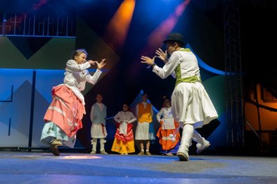 El IX Festival de Folclore Infantil de G&aacute;ldar deslumbra en la Plaza de Santiago