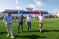 Deportes financia íntegramente la renovación del césped artificial y sistema de riego del campo de fútbol El Calero