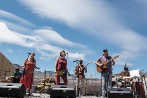 Cueva Pintada acoge un concierto del grupo Jarea junto al cantautor Arístides Moreno