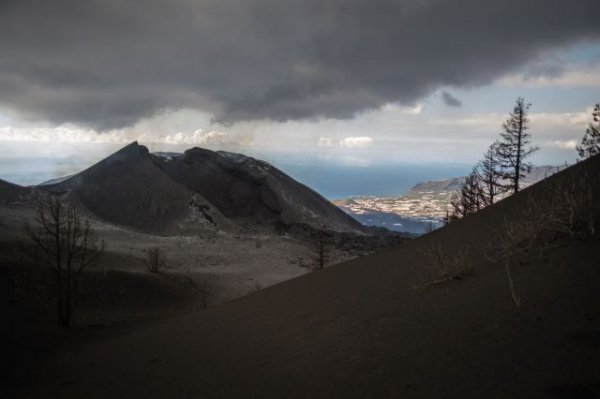 El sem&aacute;foro de riesgo volc&aacute;nico pasa de rojo a amarillo y el Cabildo de La Palma asume la gesti&oacute;n de la emergencia