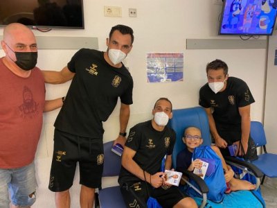 Los ni&ntilde;os ingresados en los dos hospitales p&uacute;blicos tinerfe&ntilde;os reciben la visita de los jugadores del CD Tenerife
