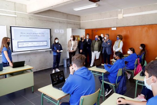 Torres elogia los avances educativos del IES El Galeón, en Adeje, por su extensión de las nuevas tecnologías