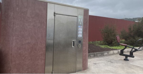 El Ayuntamiento de Arucas pone en servicio un aseo autolimpiable en la costa del municipio