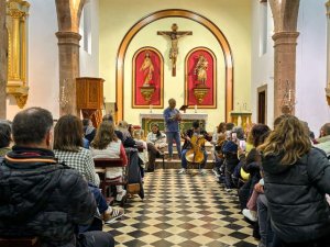 El Festival Altos de G&aacute;ldar arranca con &eacute;xito en Caideros pese a la lluvia, entre versos y tradici&oacute;n