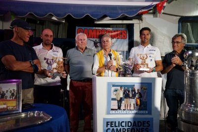 El Real Club N&aacute;utico de Arrecife homenaje&oacute; a sus campeones del mundo de Snipe en Cascais (Portugal)