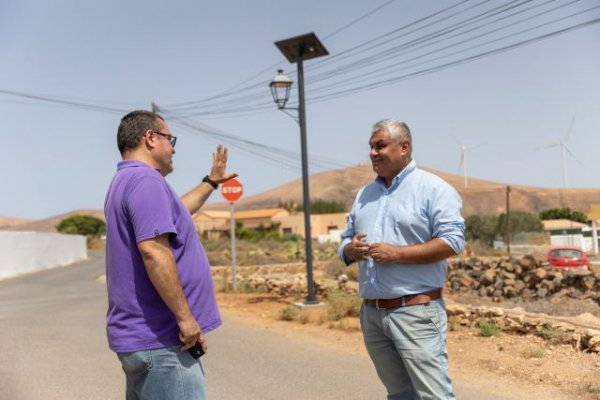 Puerto del Rosario: El Ayuntamiento dota de más iluminación a los pueblos con la instalación de 73 nuevas farolas fotovoltaicas