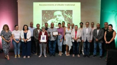 La Asociaci&oacute;n Cultural Silbo Gomero reconoce al silbador Isidoro Jes&uacute;s Armas Chinea