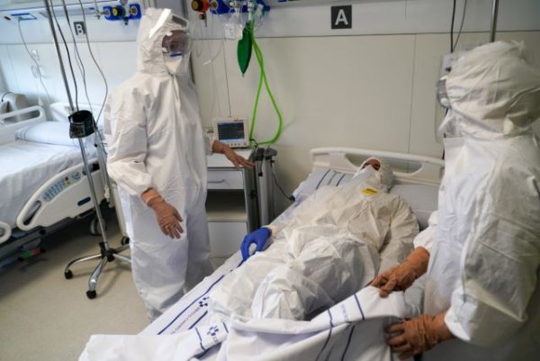 Un centenar de profesionales sanitarios participan en un simulacro de atención a un paciente con virus Marburgo