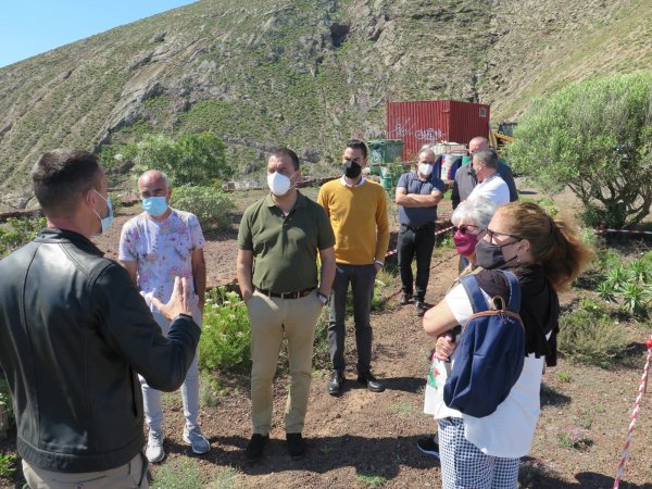 Guía:  El Alcalde y representantes de la asociación de vecinos La Piconera visitan las obras de mejora del Mirador de La Atalayita