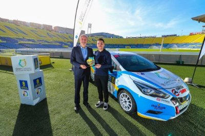 Francisco Castellano recibe y felicita al piloto grancanario Armiche Mendoza, supercampe&oacute;n de Espa&ntilde;a de Rallies en la clase N3
