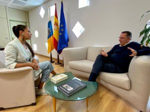 Poli Suárez recibe a Loida González, finalista de los Premios EDUCA ABANCA Mejor Docente 2023