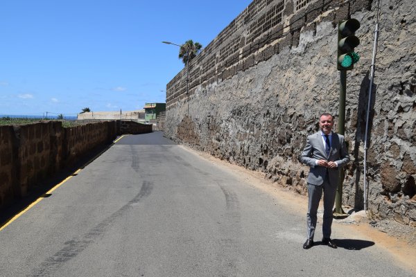 Gáldar: Un nuevo semáforo en la calle Jordán entra en funcionamiento para regular el tráfico en Nido Cuervo
