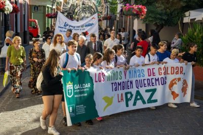 M&aacute;s de 400 escolares de G&aacute;ldar marchan por la paz