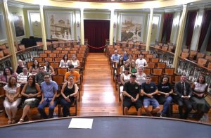 Gáldar entrega las ayudas al estudio a 42 estudiantes del municipio