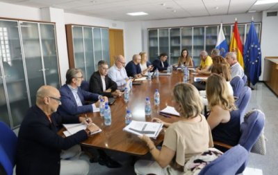 Gobierno, patronal y sindicatos analizan la mejora de las condiciones laborales en hosteler&iacute;a