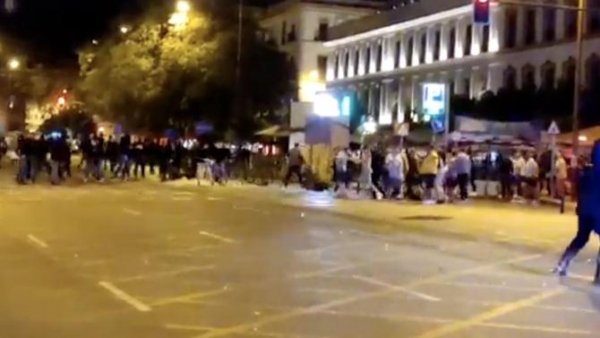 Los ultras del Eintracht y el West Ham se enfrentan a palos en Sevilla