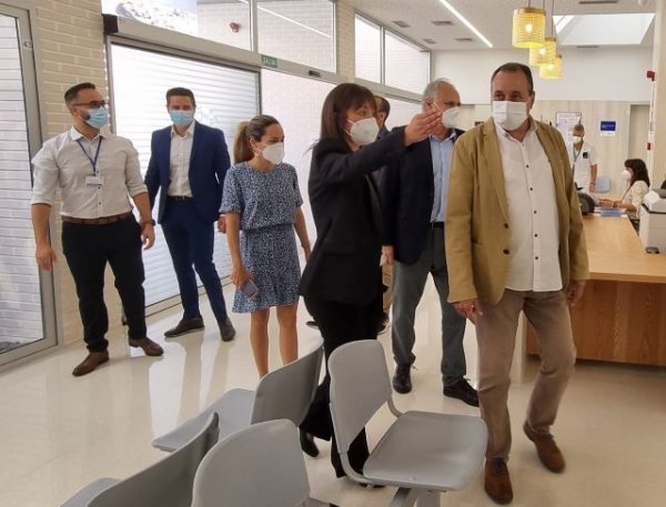 Blas Trujillo visita el nuevo Consultorio Local de Playa de Mogán